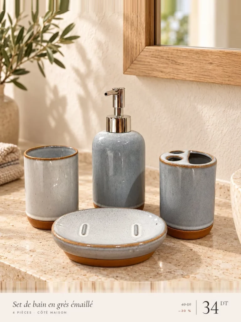 Set de bain quatre pièces en grès émaillé gris et brun, sur du travertin beige.