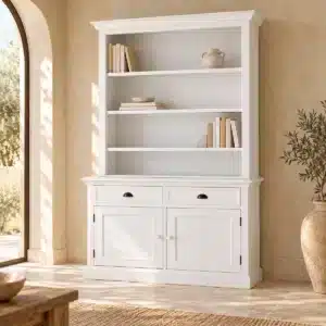 Bibliothèque Manufacture blanche dans un salon aux murs beige et au sol en pierre claire