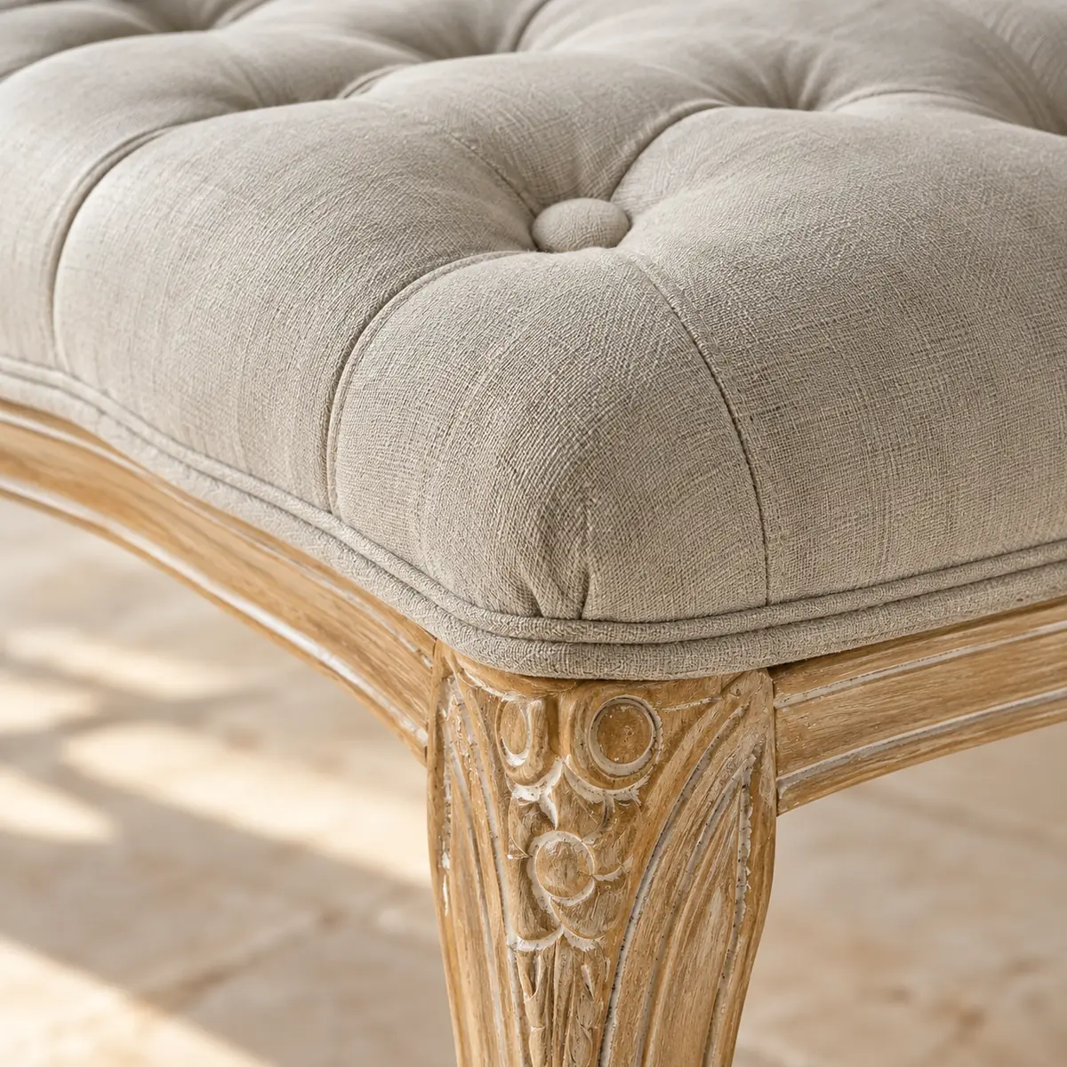 Assise capitonnée beige et pied sculpté du bout de lit Louis XV