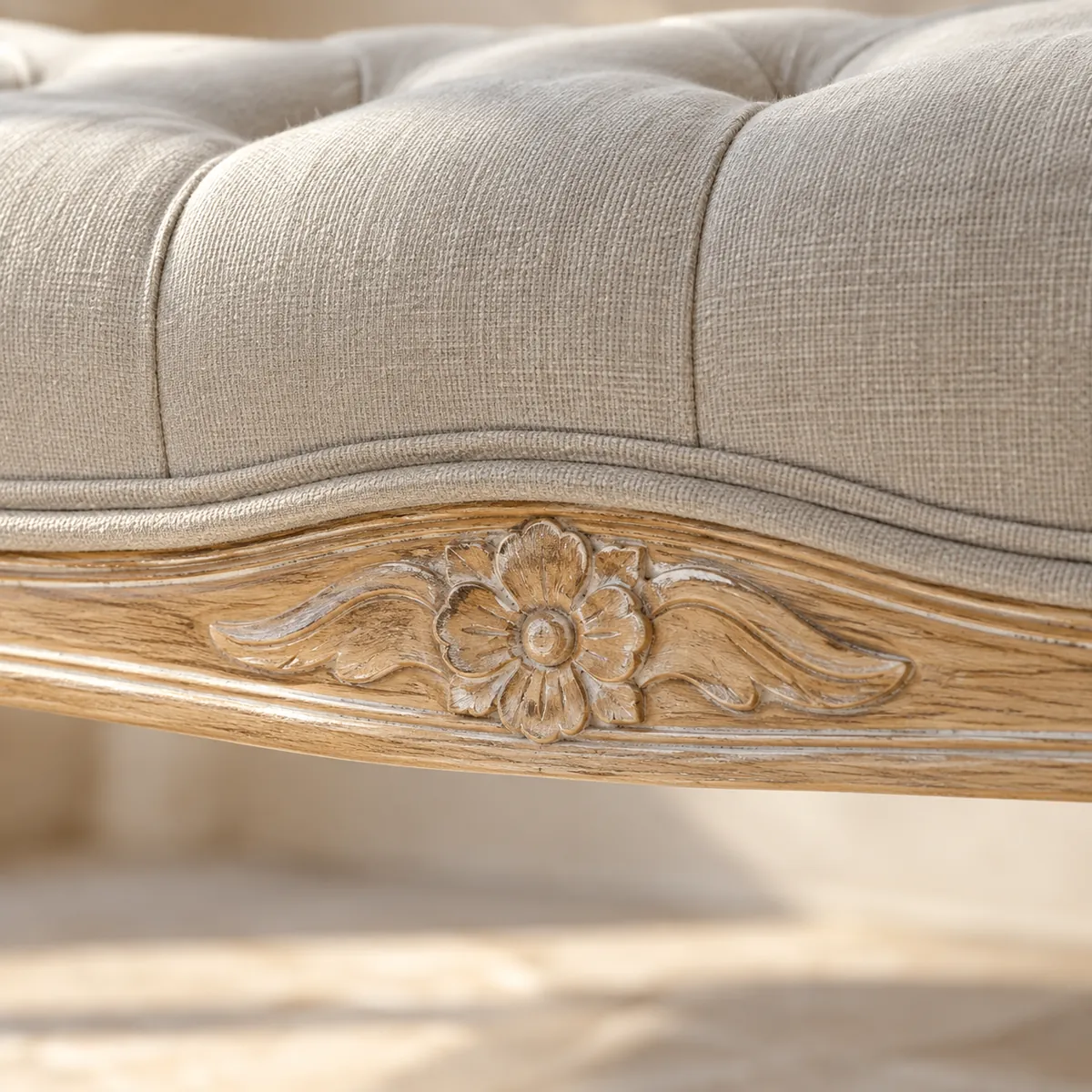 Fleur sculptée sur la traverse en bois du bout de lit Louis XV