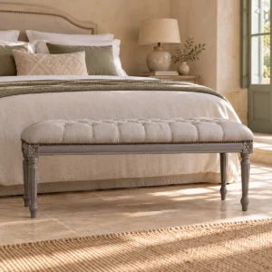 Bout de lit Louis XVI gris dans une chambre aux murs beige