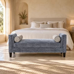 Bout de lit Royal gris bleu dans une chambre aux murs beige