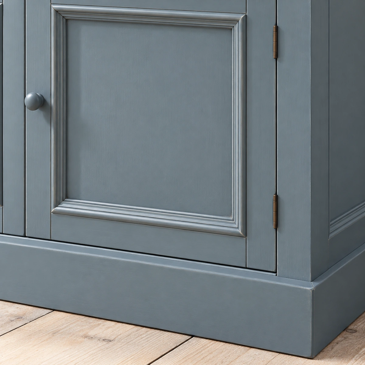 Porte moulurée et socle droit bleu grisé du buffet Club