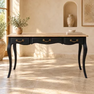 Bureau Louis XV noir et bois clair dans une pièce beige