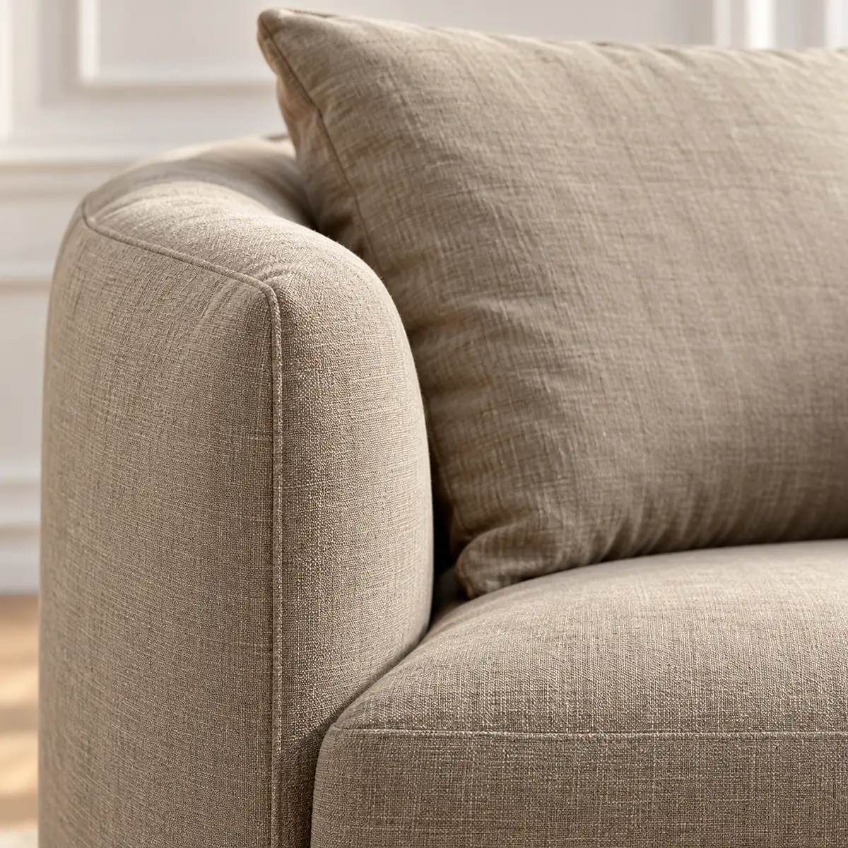 Accoudoir arrondi en tissu taupe du canapé Athène