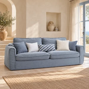 Canapé Mykonos bleu-gris avec ses deux grands coussins de dos dans un salon