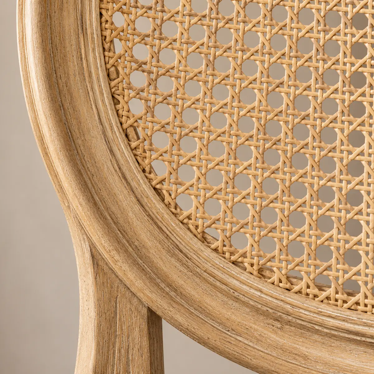 Tressage naturel du dossier ovale de la chaise Médaillon cannée