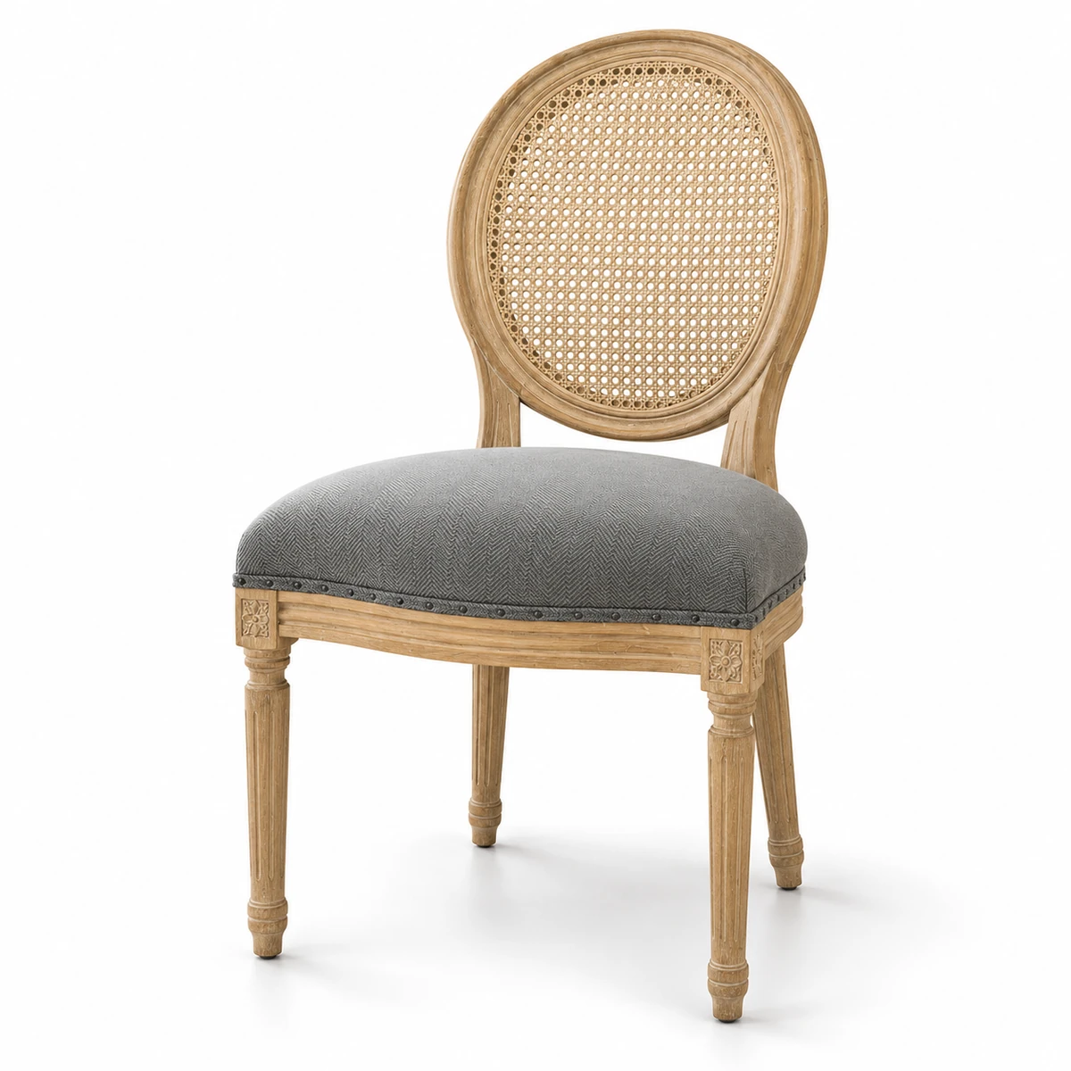 Chaise Médaillon cannée en bois naturel et tissu gris sur fond blanc