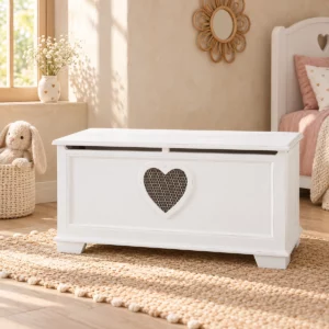 Coffre Romance blanc avec cœur grillagé dans une chambre beige