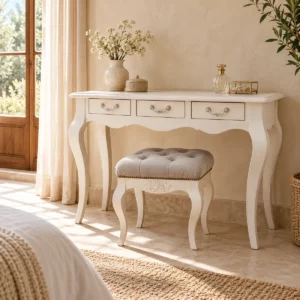 Coiffeuse Louis XV ivoire avec tabouret gris dans une chambre beige
