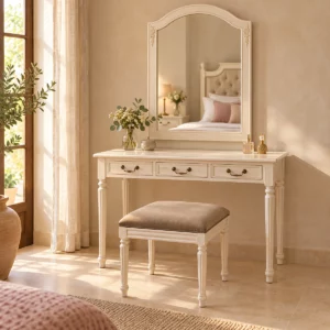 Coiffeuse et pouf Louis XVI ivoire avec miroir dans une chambre beige