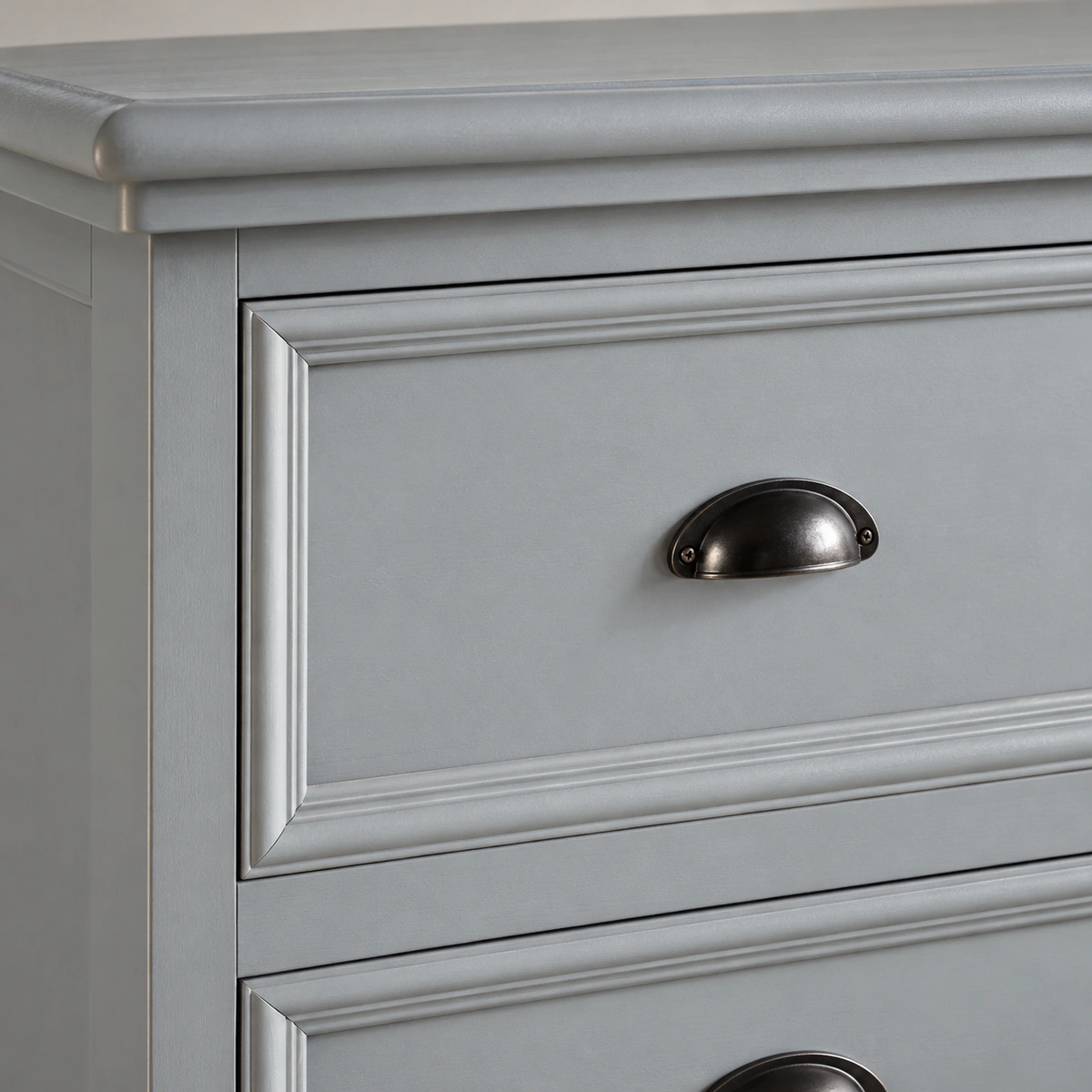 Poignée coquille noire et moulures du tiroir gris de la commode Club