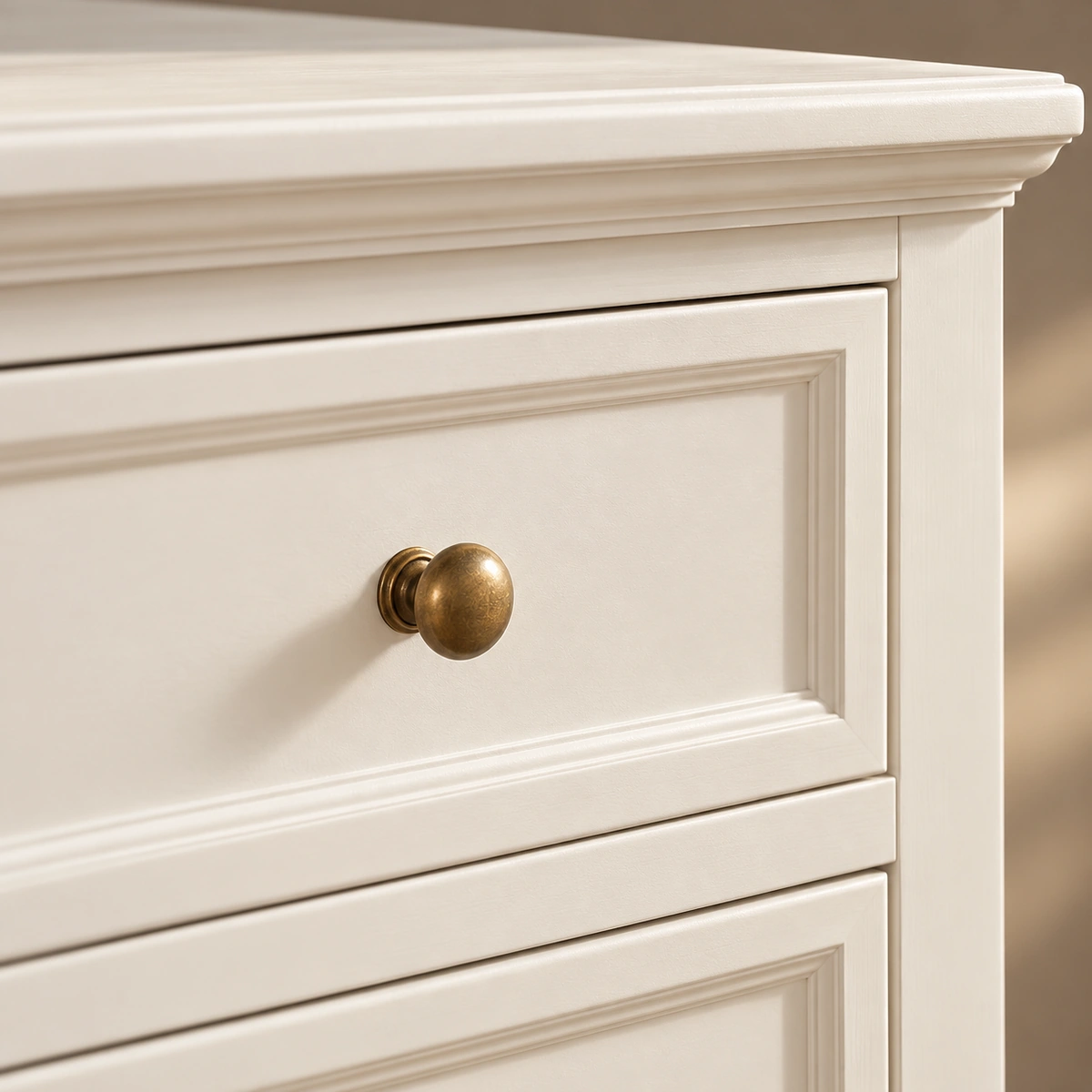 Bouton bronze et moulures blanches du tiroir de la commode George V