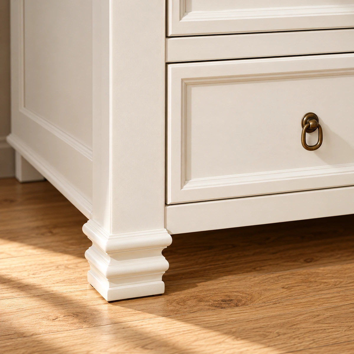 Pied blanc mouluré de la commode George V sur parquet