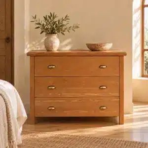 Commode Woody Collection en bois miel dans une chambre beige