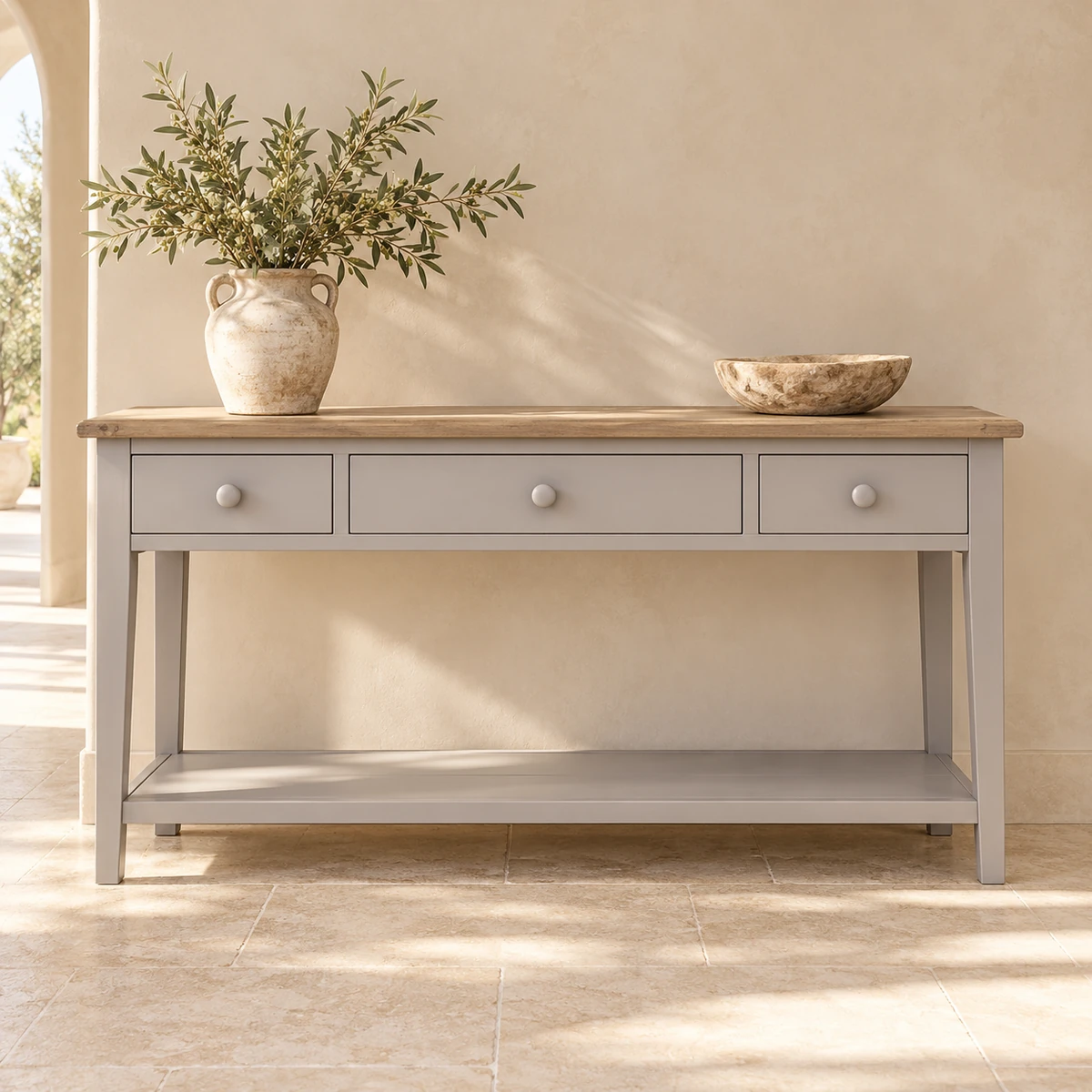 Console Boudoir grise et bois naturel dans une entrée beige