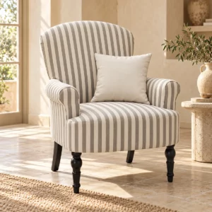 Fauteuil Alice rayé dans un salon aux tons chauds