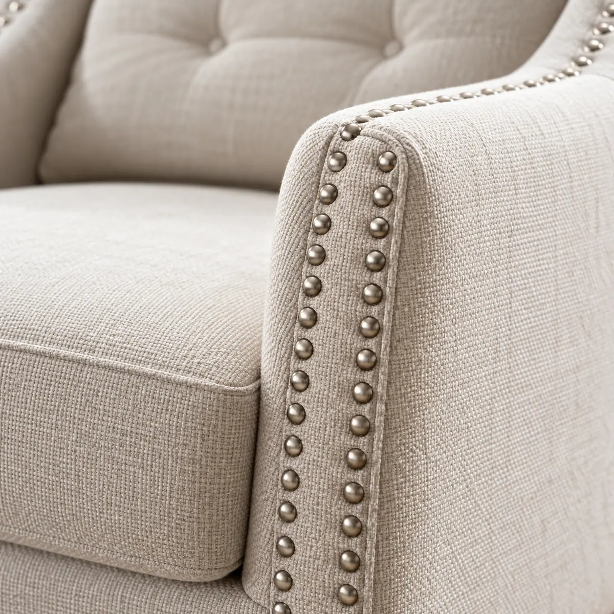 Tissu ivoire et clous argentés du fauteuil Isabelle