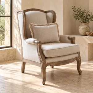 Fauteuil Louis XV en bois patiné et lin ivoire dans un salon