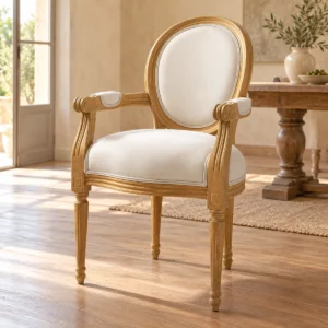 Fauteuil Médaillon en bois naturel et tissu ivoire dans une salle à manger