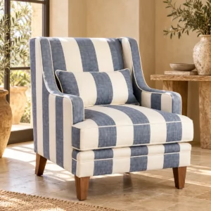 Fauteuil Robert à rayures bleu gris dans un salon lumineux