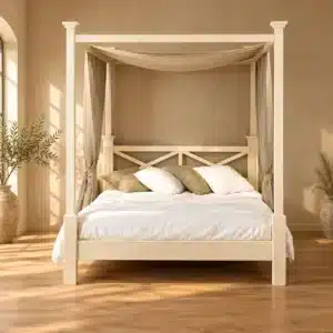 Lit à baldaquin croisé ivoire patiné dans une chambre beige