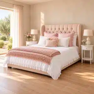 Lit à oreilles capitonné beige rosé dans une chambre beige
