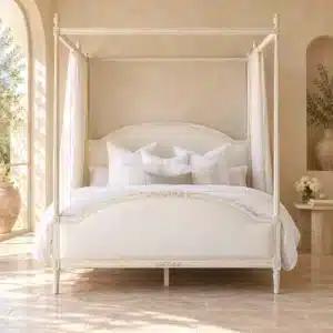 Lit à baldaquin Louis XVI ivoire patiné dans une chambre beige