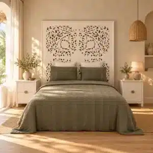 Lit Bohème ivoire ajouré avec literie olive dans une chambre beige