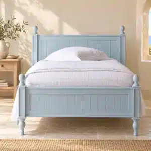 Lit Club bleu pastel dans une chambre aux murs beige