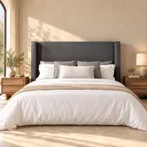 Lit Isabelle simple en tissu anthracite dans une chambre beige