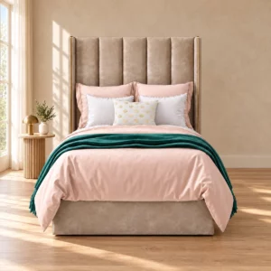 Lit junior Gabriel beige avec linge rose dans une chambre beige