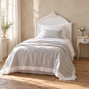 Lit junior Médicis blanc et gris dans une chambre beige