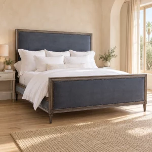 Lit Maltide en bois sombre et tissu bleu gris dans une chambre beige