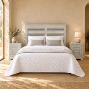 Lit Persienne en bois gris clair dans une chambre beige