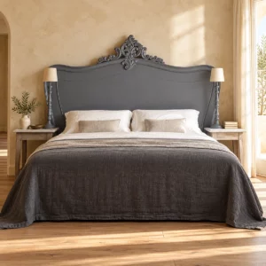 Lit Queen gris ardoise à tête sculptée dans une chambre beige