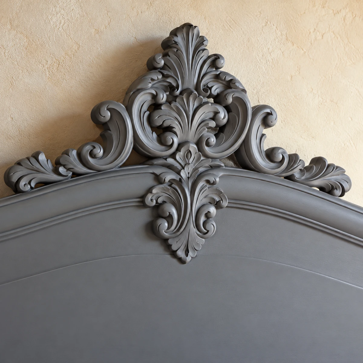 Couronnement baroque sculpté gris ardoise de la tête du lit Queen