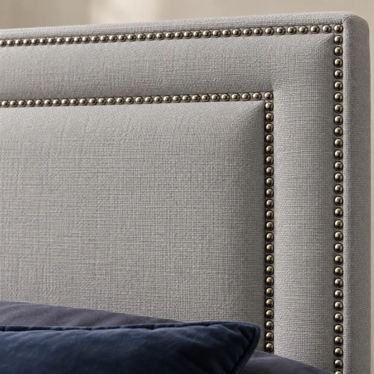 Tissu gris et clous argentés de la tête du lit Sophia
