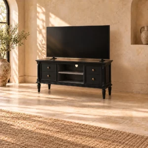 Meuble TV Louis XVI noir avec téléviseur dans un salon