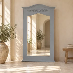 Miroir sur pied Jolipa gris patiné dans une entrée beige