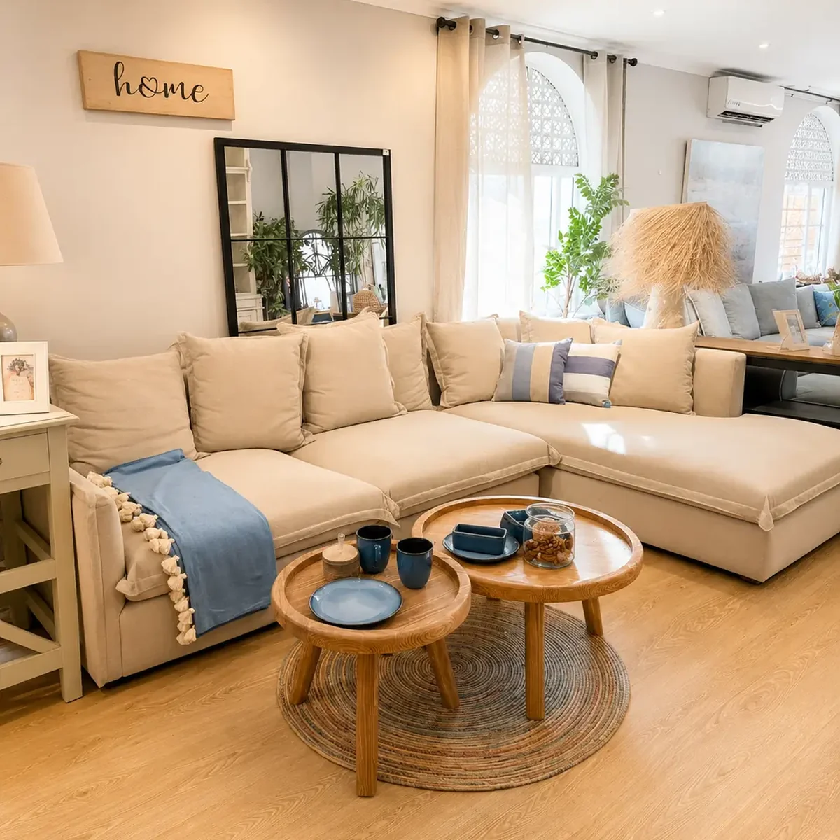 Salon de coin Louiz beige dans un séjour, avec deux tables basses en bois