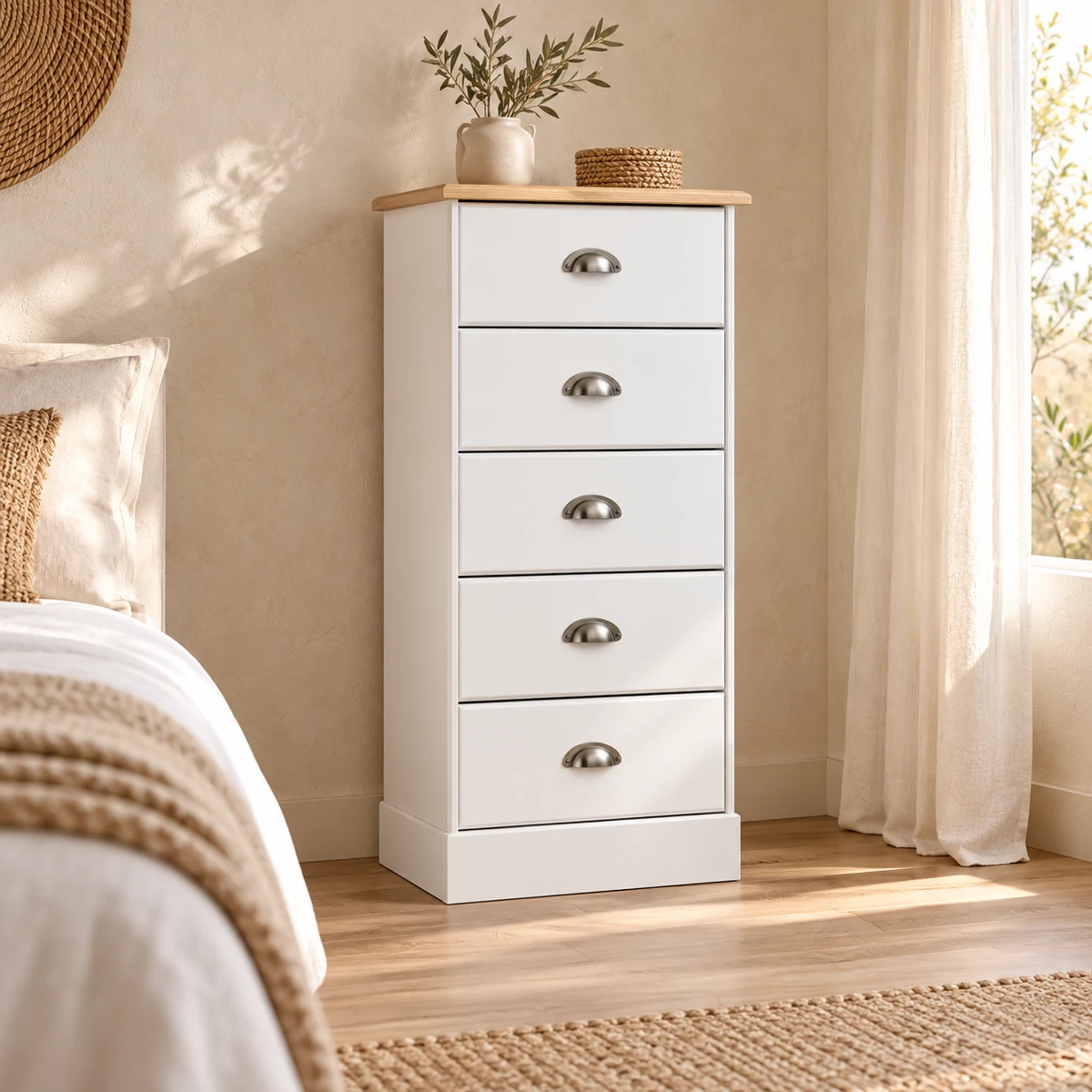 Semainier Club blanc à plateau bois dans une chambre beige