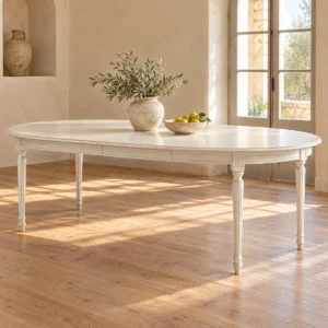 Table ovale Louis XVI ivoire dans une salle lumineuse