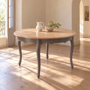 Table ronde Louis XV bois et taupe dans une salle lumineuse