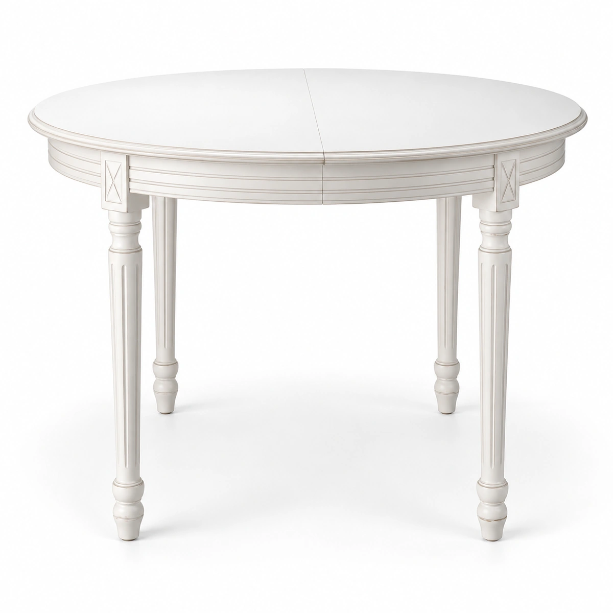 Table ronde Louis XVI à quatre pieds sur fond blanc