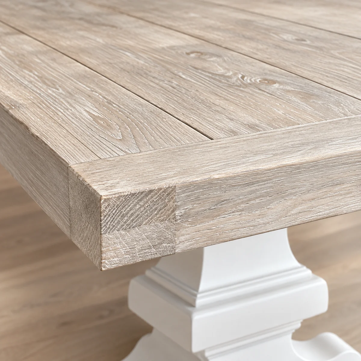 Détail du plateau épais en planches de bois blanchi