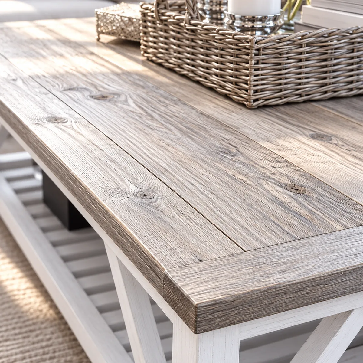Veinage du plateau en bois grisé de la table basse à lattes