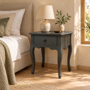 Table de nuit Emilie gris anthracite dans une chambre beige