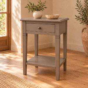 Table de nuit Louiz taupe patinée dans une chambre beige