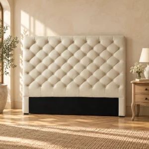 Tête de lit Chesterfield ivoire capitonnée dans une chambre beige